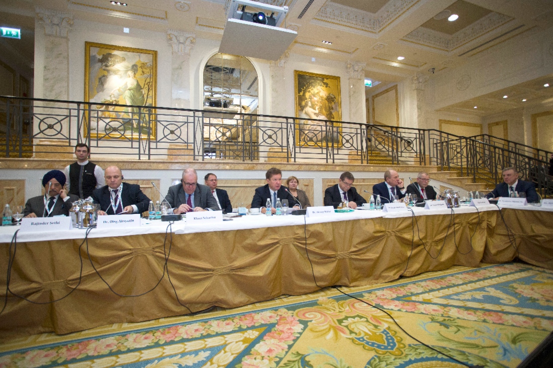 В Санкт-Петербурге Председатель Правления ПАО «Газпром», Президент Международного делового конгресса Алексей Миллер (в центре) провел XXXVII заседание Президиума МДК