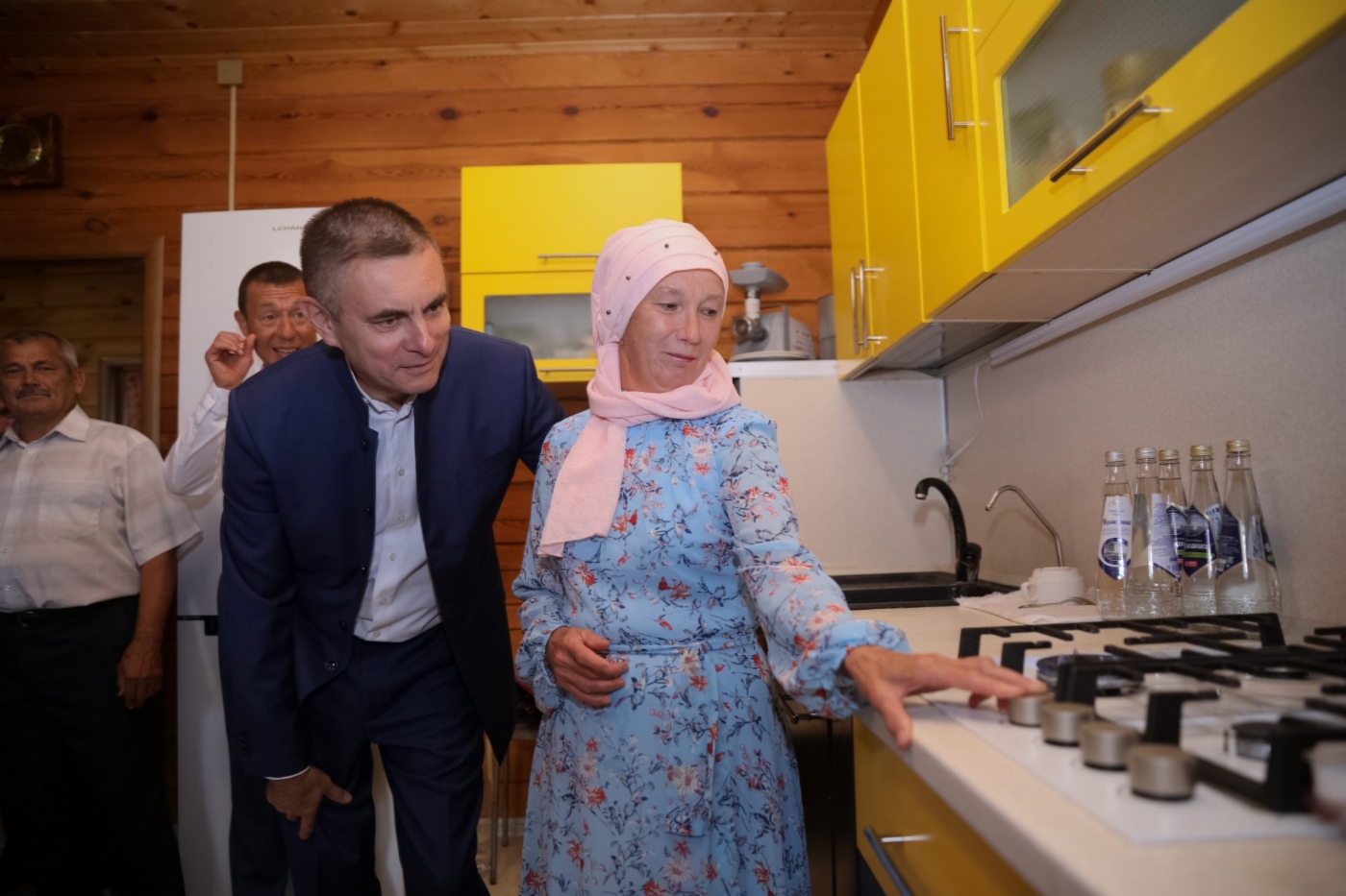 Рустем Усманов и жительница села
