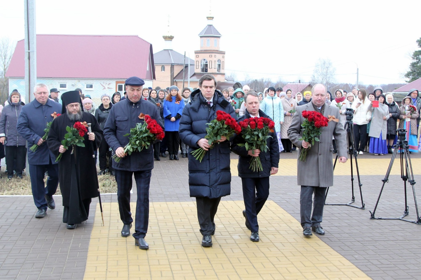 Участники церемонии зажжения Вечного огня на мемориале в поселке Октябрьский Ардатовского района Республики Мордовия
