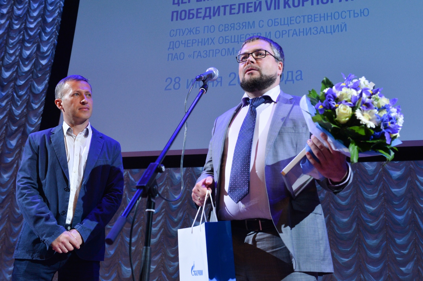 Первое место в номинации «Благотворительный проект» VII Корпоративного конкурса служб по связям с общественностью дочерних обществ и организаций компании в 2015 году  присуждено ПАО «Газпром нефть» за проект «Конкурс волонтерских проектов»