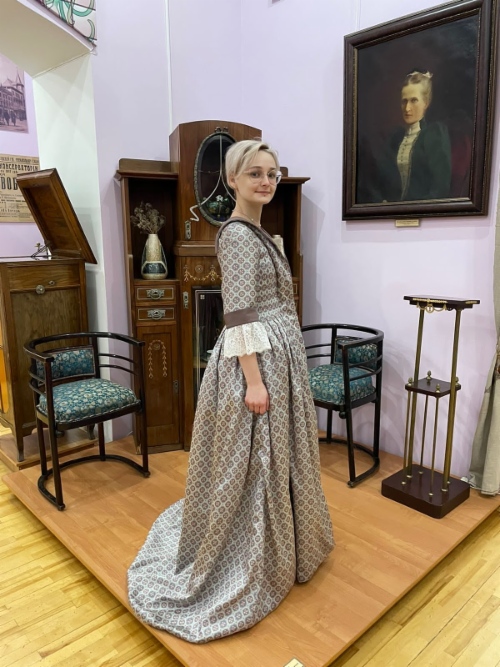 Костюм горожанки Петровской эпохи