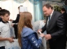 Алексей Завгороднев вручает подарки юным гостям праздника