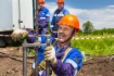 Слесарь по эксплуатации и ремонту подземных газопроводов Дмитрий Фирсанов выполняет врезку в газопровод под давлением