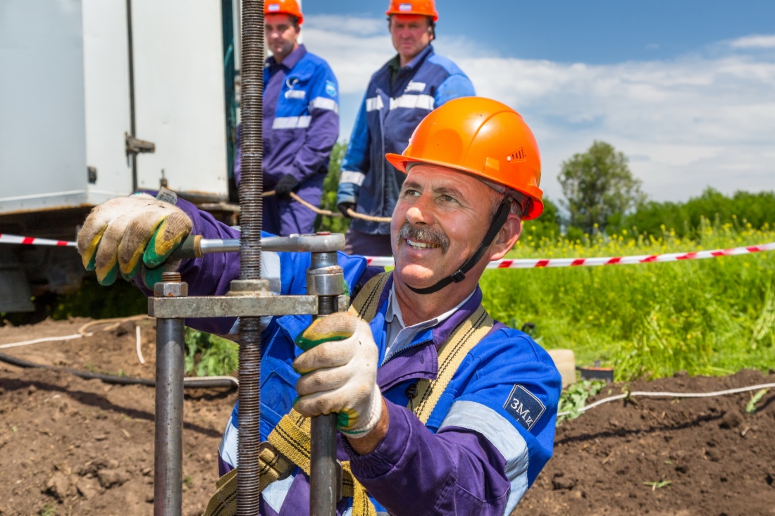 Слесарь по эксплуатации и ремонту подземных газопроводов Дмитрий Фирсанов выполняет врезку в газопровод под давлением