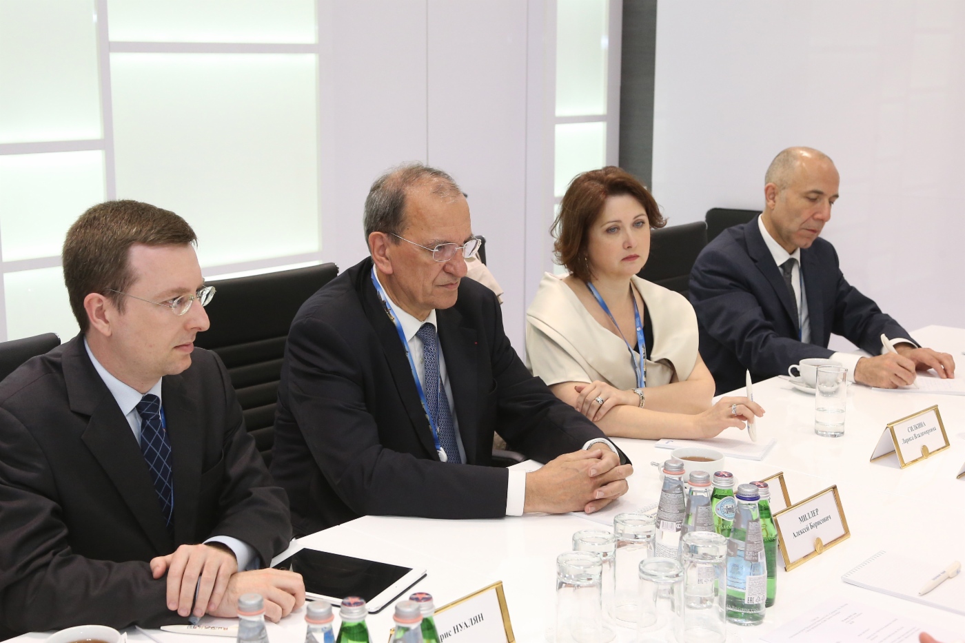 Вице-президент, исполнительный директор EDF Брюно Лескер (второй слева) во время рабочей встречи с Алексеем Миллером