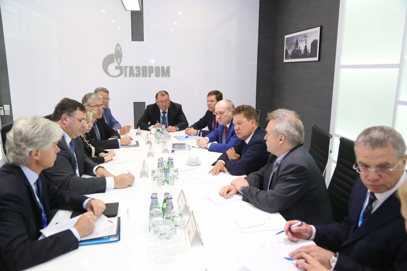 Президент, Председатель Правления Total S.A. Патрик Пуянне (второй слева) и Алексей Миллер (в центре справа) во время рабочей встречи