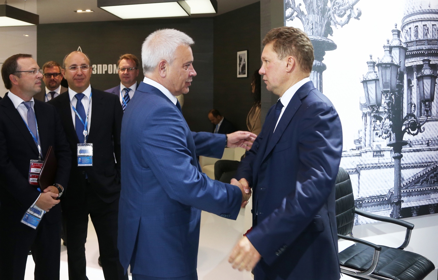 Президент ОАО «ЛУКОЙЛ» Вагит Алекперов (в центре) и Алексей Миллер (справа)
