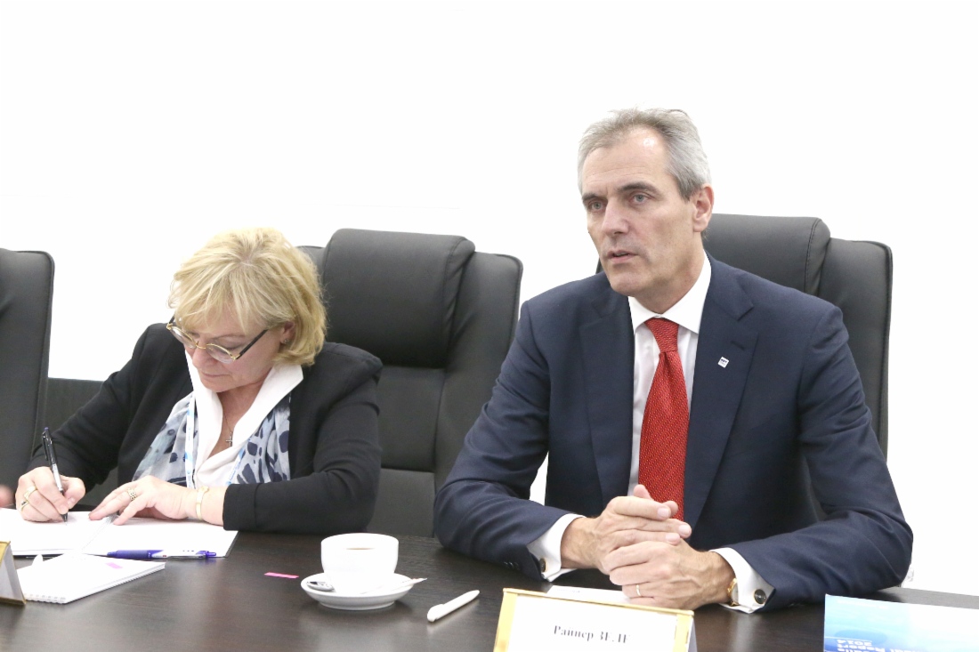В рамках V Петербургского международного газового форума состоялась рабочая встреча Председателя Правления OMV AG Райнера Зеле (справа) с Алексеем Миллером