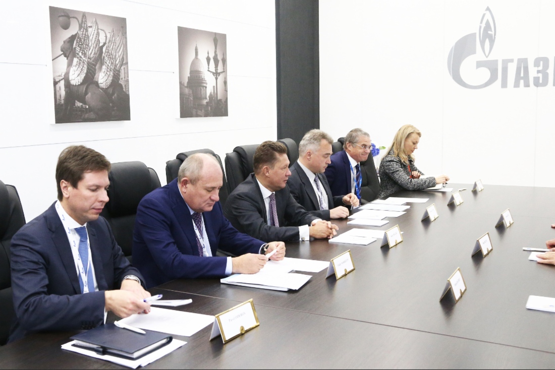 В рамках V Петербургского международного газового форума состоялась рабочая встреча Алексея Миллера (в центре) с Председателем Правления Глобального газового центра Рене Бауцем