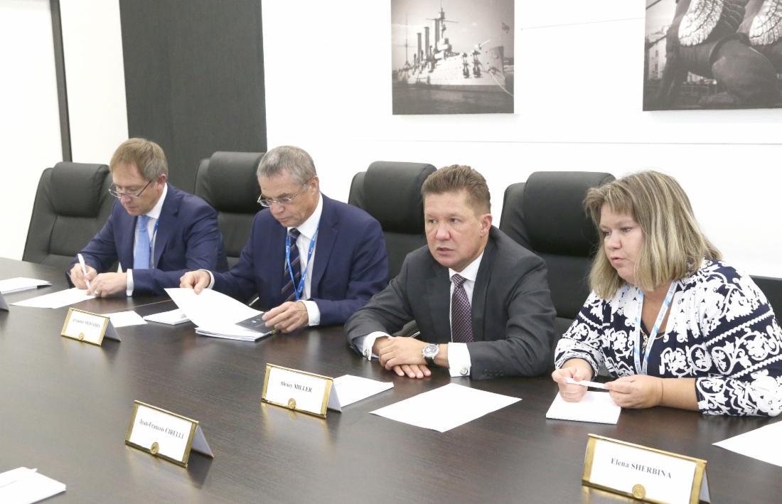 В рамках V Петербургского международного газового форума состоялась рабочая встреча Алексея Миллера (справа второй) со специальным уполномоченным представителем Президента компании ENGIE по газу Жаном-Франсуа Сирелли