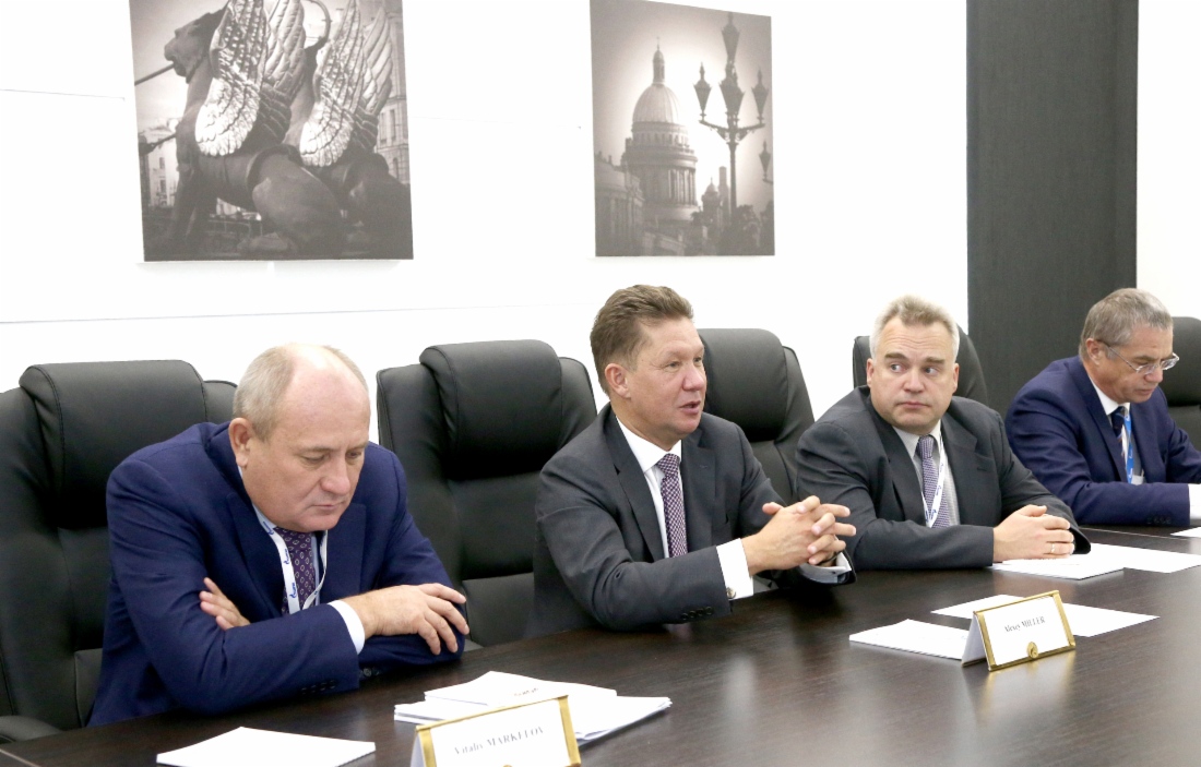 В рамках V Петербургского международного газового форума состоялась рабочая встреча Алексея Миллера (слева второй) с Президентом Международного газового союза Дэвидом Кэрроллом