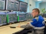 Оператор добычи газа за пультом управления