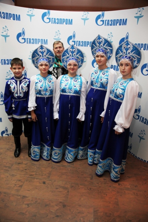 Солисты «Старинушки» и концертмейстер Николай Бадин на корпоративном фестивале «Факел» в Нижнем Новгороде