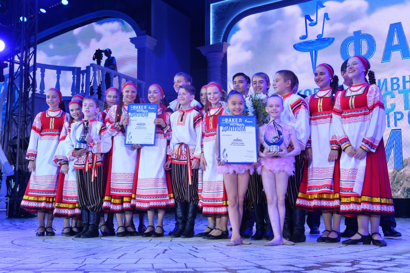 Студия народного танца «Волжские зори» (ООО «Газпром добыча Астрахань») и дуэт «Фламинго» (ООО «Газпром добыча Оренбург») стали обладателями Гран-при в группах от 11 до 16 лет и от 5 до 10 лет соответственно на финале VI корпоративного фестиваля «Факел» в Сочи