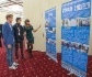 Посетители выставки у стендов газодобывающего предприятия