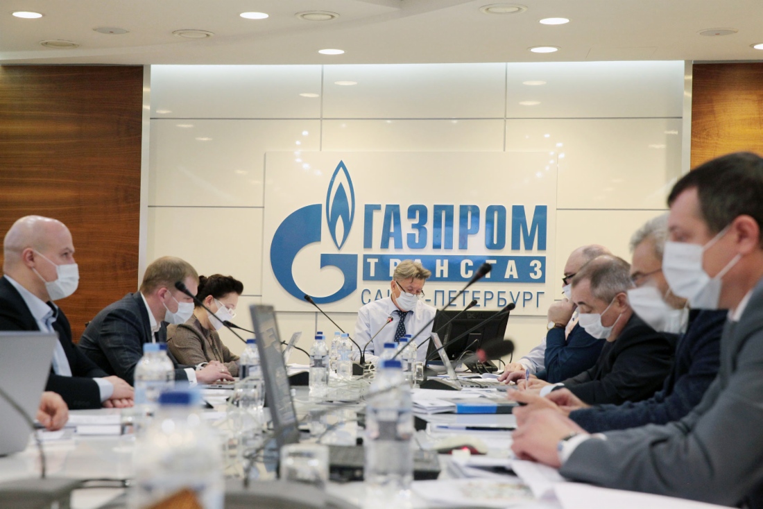 Совещание по подведению итогов готовности филиалов ООО «Газпром трансгаз Санкт-Петербург» к эксплуатации в осенне-зимний период 2020–2021 гг. ведет главный инженер — первый заместитель генерального директора Виктор Сивоконь (в центре)