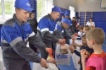 Газовики вручают пасхальные подарки воспитанникам подшефного детского дома