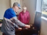Сотрудник «Газпром газораспределение Нижний Новгород» включает газовую плиту в доме потребителя в д. Сонино