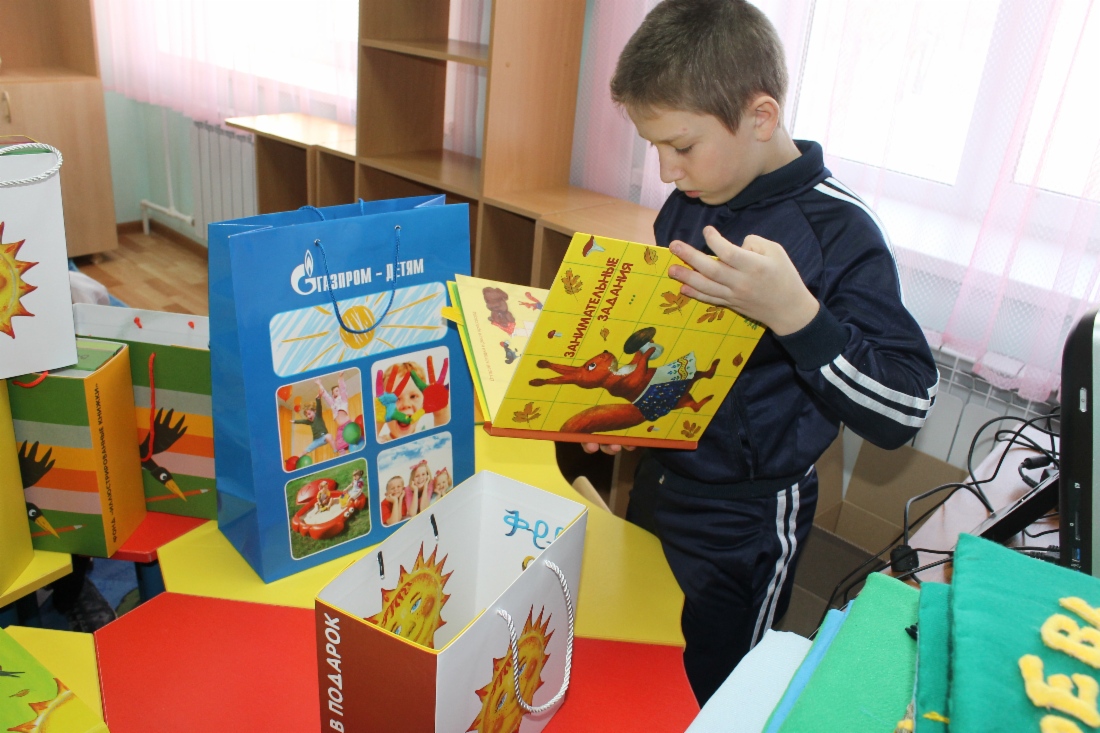 Интересная книга с заданиями не дает скучать