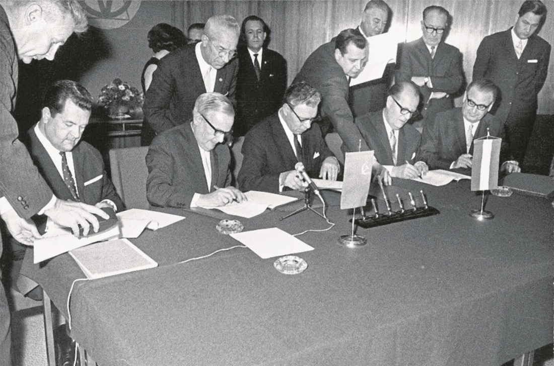 Подписание договора на поставку природного газа из СССР в Австрию. 1968 год. Фото: OMV AG