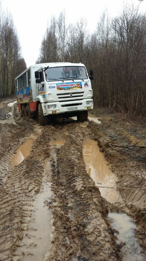 КамАЗ с поисковиками добирается к месту раскопок по бездорожью