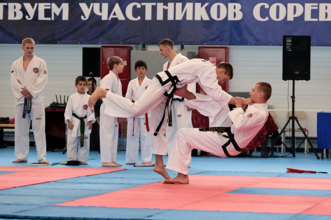 Показательное выступление на открытии комплекса