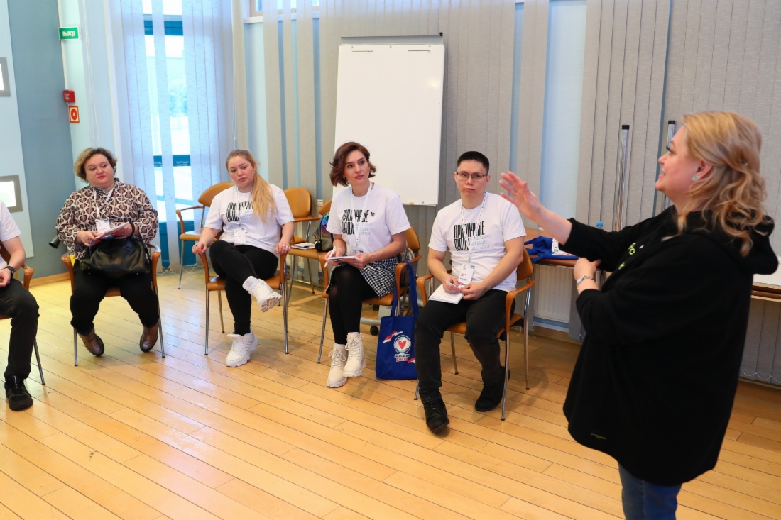На площадке «Социальное проектирование» участники слушали эксперта Всероссийского конкурса молодежных проектов Викторию Светопольскую