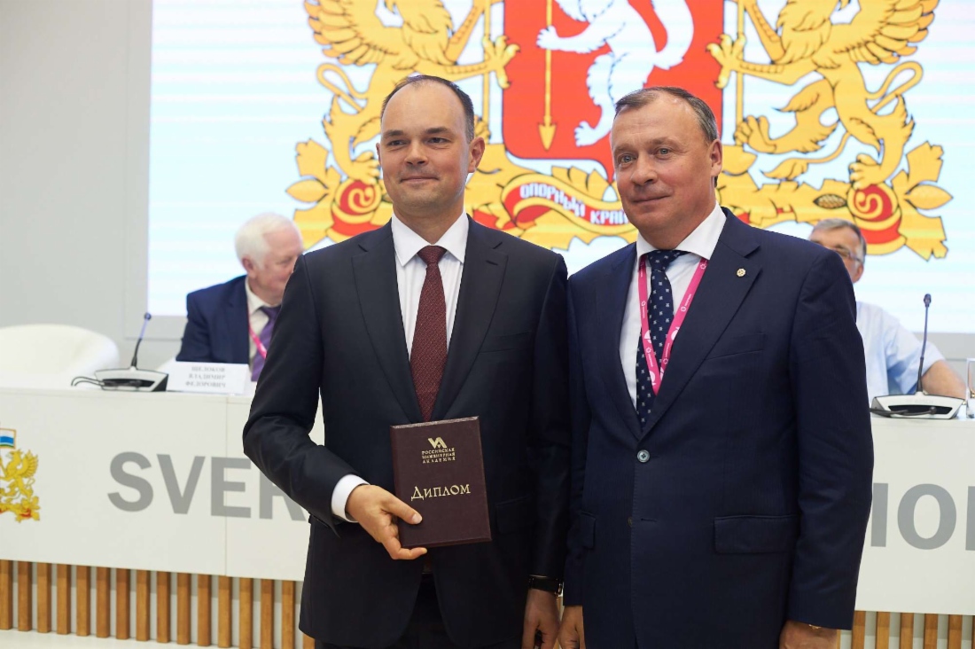 Генеральному директору ООО «Газпром трансгаз Екатеринбург» Алексею Крюкову (слева) вручили диплом и нагрудный знак члена-корреспондента Российской инженерной академии