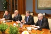 Главный исполнительный директор Shell Бен ван Берден во время рабочей встречи с Алексеем Миллером