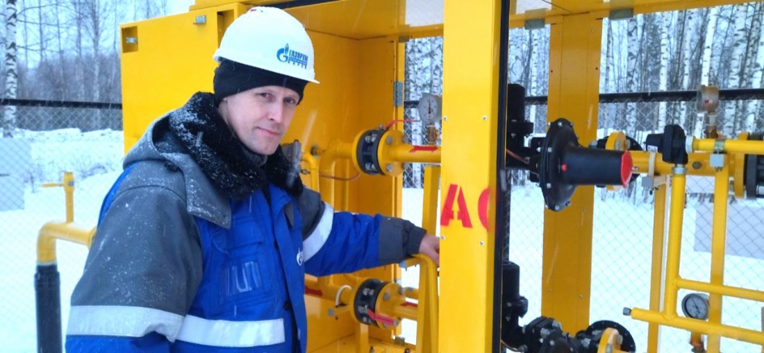 Специалист компании проверяет работоспособность газорегуляторного пункта