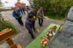 Возложение цветов к памятному знаку