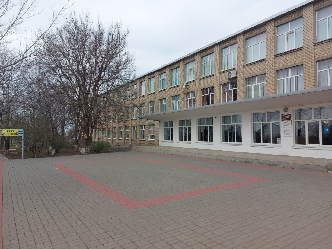 Здание школы в п. Привольный