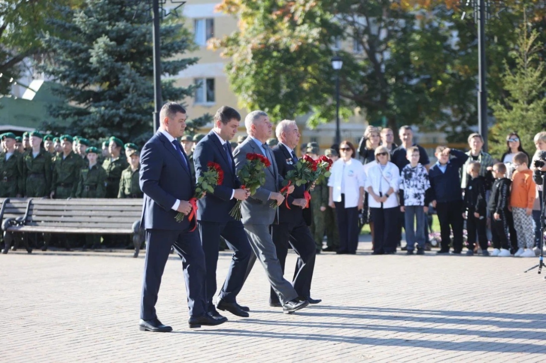 Возложение цветов к мемориалу