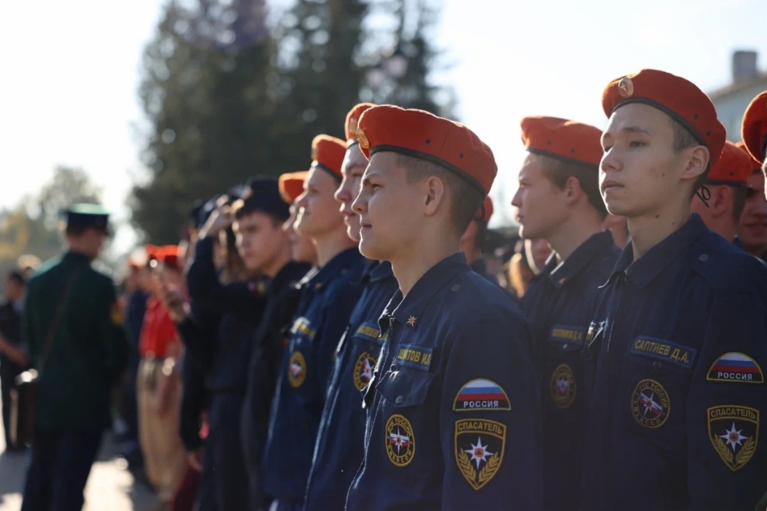 Гости торжественного мероприятия по зажжению Вечного огня