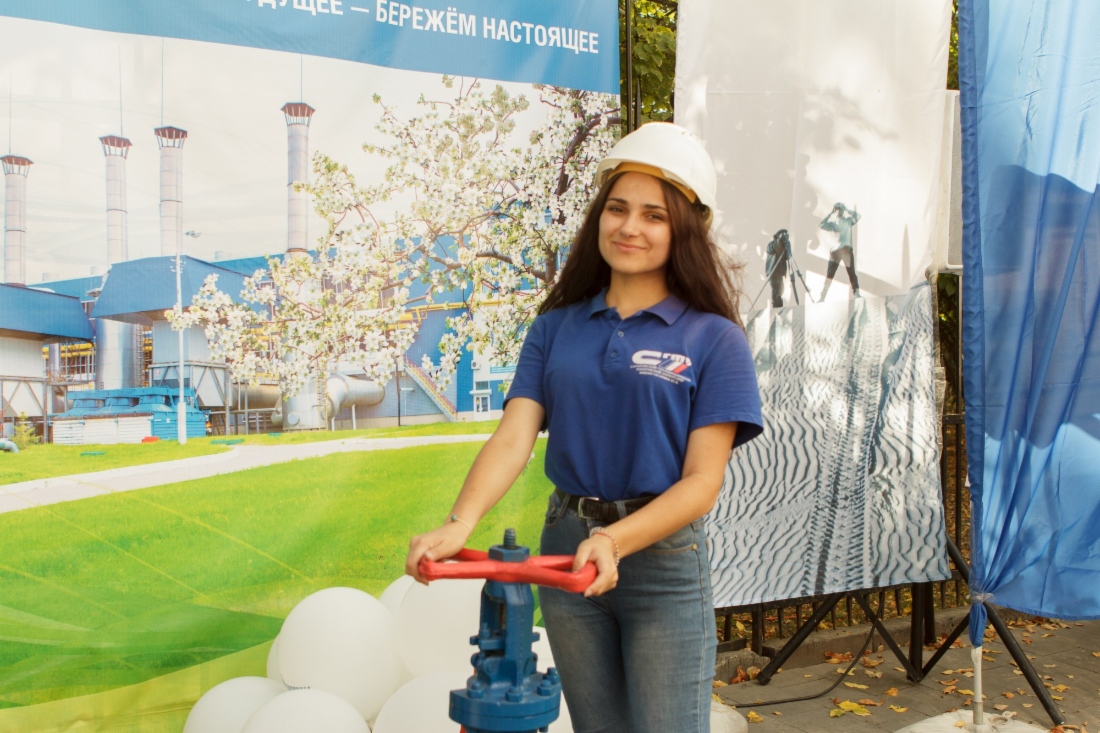 Каждый желающий мог на время «сменить» профессию и познакомиться с газовым делом — примерить защитную каску газовика и узнать о процессе транспортировки «голубого топлива»