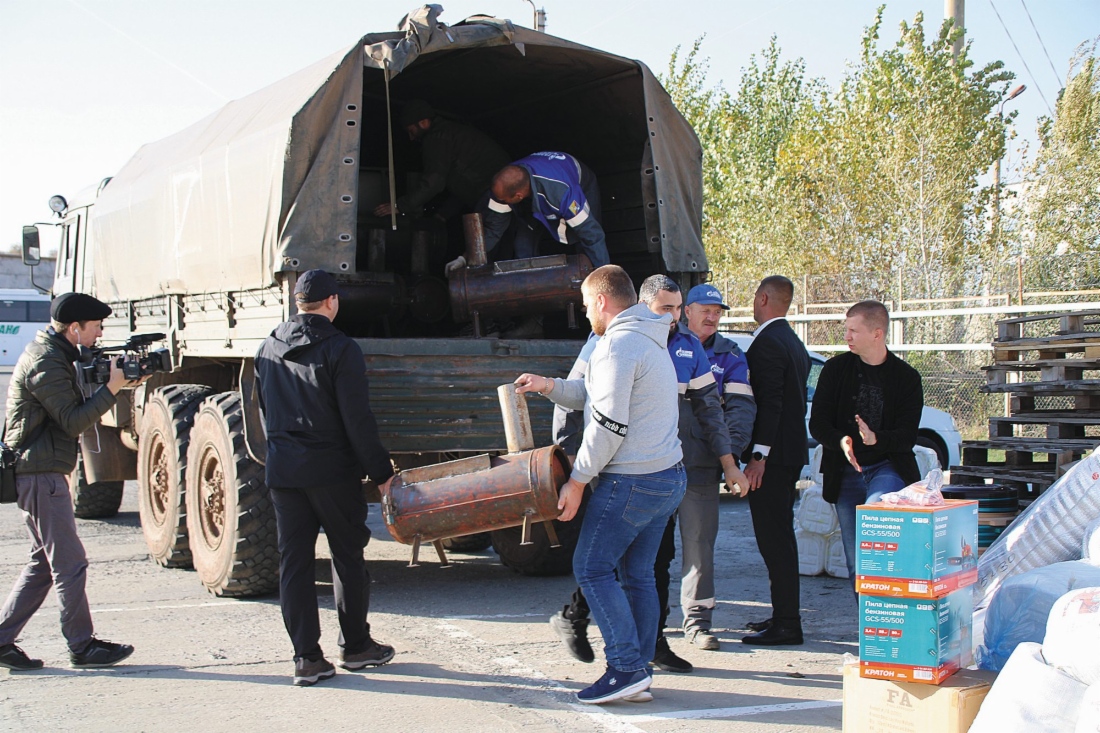 Погрузка печей-буржуек и другого оборудования для добровольцев и мобилизованных работников ООО «Газпром добыча Астрахань»
