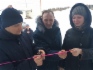 Торжественное перерезание ленточки у входа в новый дом: Николай Кудряшов (в центре), молодая семья Кутеля