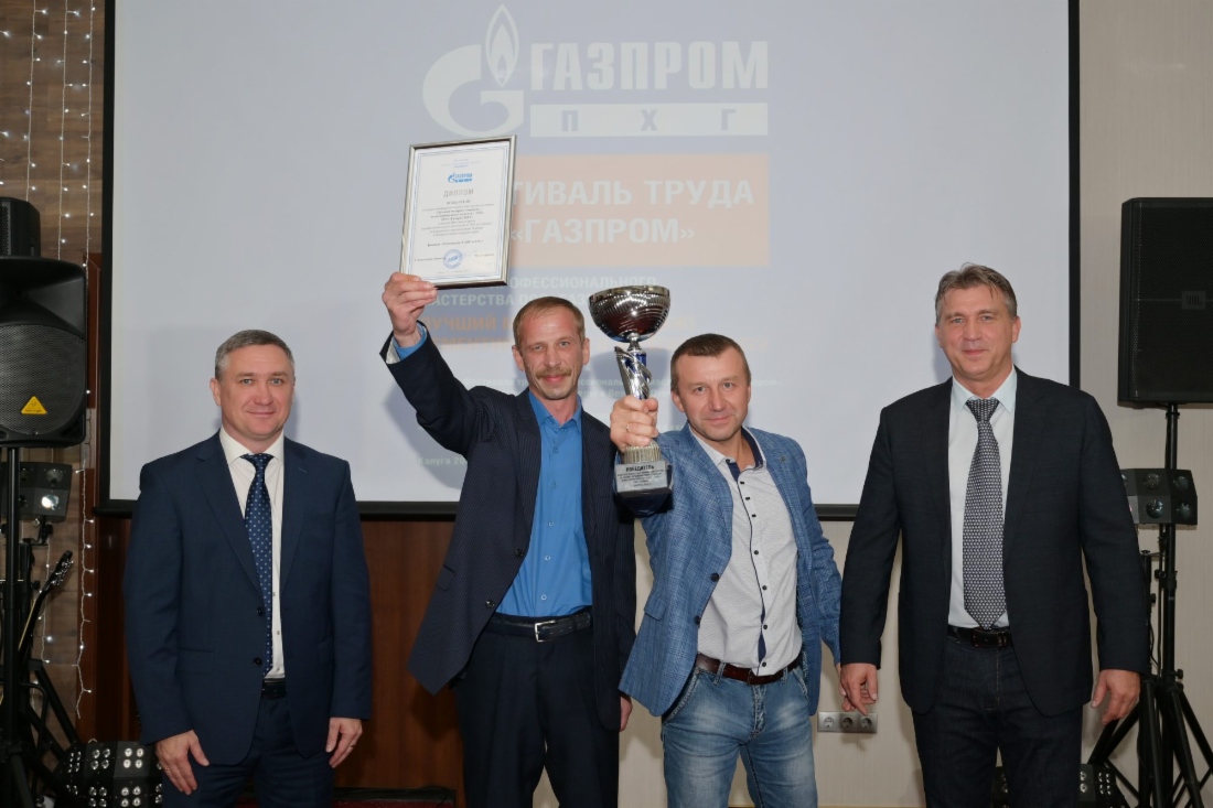 Поздравления руководства принимают Александр Немешаев и Сергей Корнеев