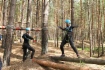 Девушки из команды Ленинградского УПХГ осуществляют переправу по бревну