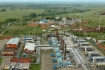 На территории Оренбургского нефтегазоконденсатного месторождения действуют 11 установок комплексной подготовки газа, 3 дожимные компрессорные станции, объекты трубопроводной системы. На ближнем плане — ДКС № 3, на дальнем — УКПГ № 14