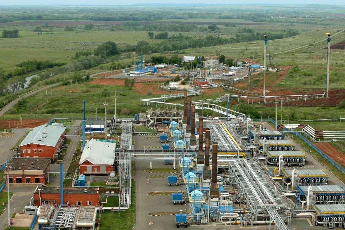 На территории Оренбургского нефтегазоконденсатного месторождения действуют 11 установок комплексной подготовки газа, 3 дожимные компрессорные станции, объекты трубопроводной системы. На ближнем плане — ДКС № 3, на дальнем — УКПГ № 14