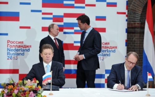 В присутствии Президента РФ Владимира Путина и Премьер-министра Нидерландов Марка Рютте (на заднем плане) Алексей Миллер и Председатель Совета директоров Royal Dutch Shell Plc Йорма Оллила (на переднем плане) подписали меморандум, определяющий принципы сотрудничества в разведке и разработке запасов углеводородов арктического шельфа России В присутствии Президента РФ Владимира Путина и Премьер-министра Нидерландов Марка Рютте (на заднем плане) Алексей Миллер и Председатель Совета директоров Royal Dutch Shell Plc Йорма Оллила (на переднем плане) подписали меморандум, определяющий принципы сотрудничества в разведке и разработке запасов углеводородов арктического шельфа России