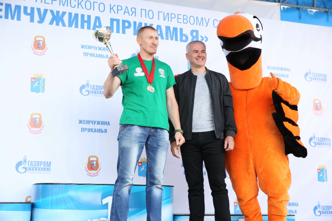 С кубком — абсолютный победитель соревнований Юрий Иванов