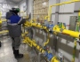 Газовик проводит работы с оборудованием в газораспределительном пункте