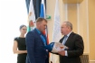 Победителей конкурсов, занявших первые места, награждает генеральный директор «Газпром трансгаз Томск» Анатолий Титов