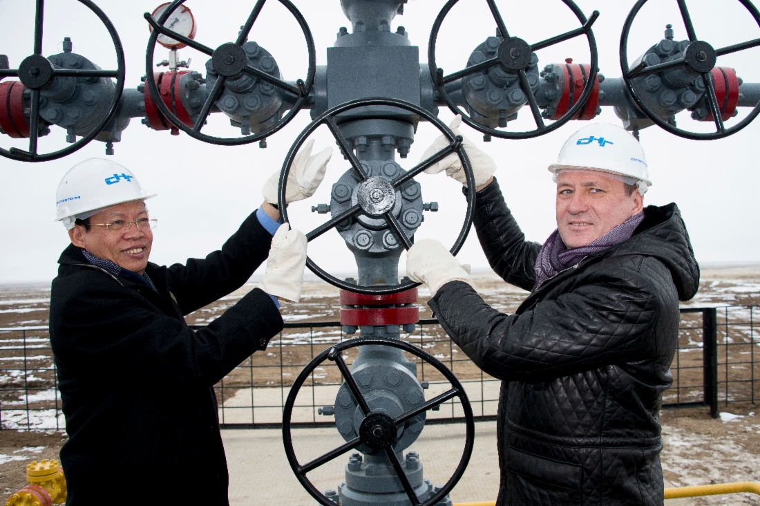 Председатель Совета директоров Государственной Корпорации Нефти и Газа (КНГ) Petrovietnam Фунг Динь Тхык и Виталий Маркелов во время церемонии начала добычи углеводородного сырья со скважины №3 Нагумановского месторождения