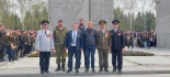 Артем Бакуменко с коллегами на Монументе Славы в Новосибирске