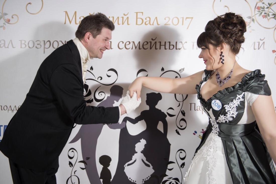 Бал прошел в соответствии со всеми канонами танцевальных собраний позапрошлого века