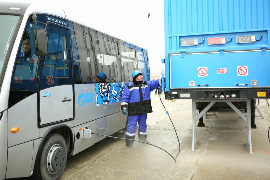 Производится первая заправка пассажирского автобуса, оснащенного газобаллонным оборудованием
