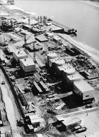 Основной грузопоток на месторождении в 1980-х проходил через речной порт на берегу Обской губы. В период навигации работа там кипела едва ли не круглые сутки